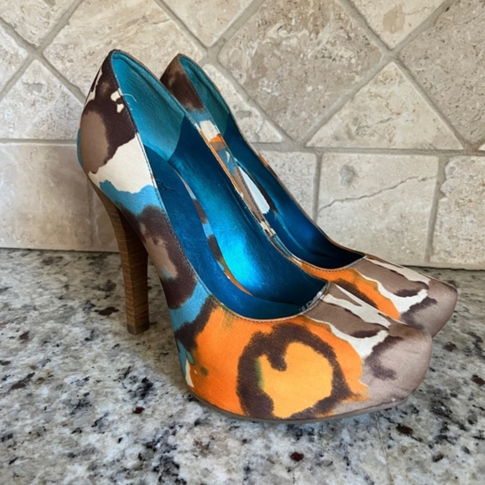 Carlos Santana Satin multicolor animal Print glamorous night out pumps size 7